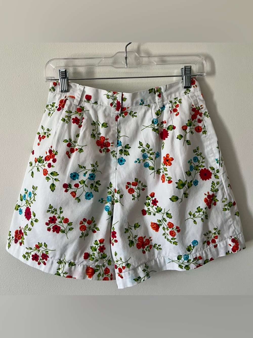 Vintage 80s 90s LizSport High Waist Pleats White Cottage Ditsy Floral Shorts 2-4